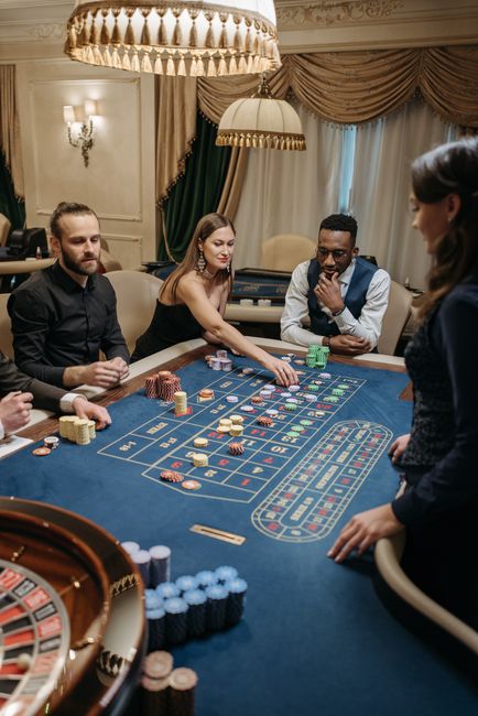 Online Slots vs. Poker: Which Game Actually Pays Better?